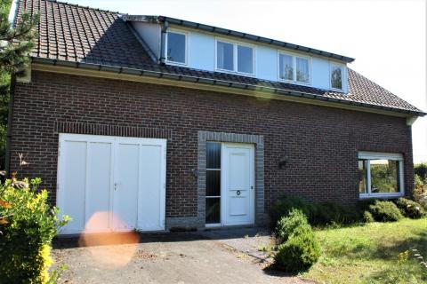 ( OPTIE ) Op te frissen villa met prachtige stukken grond 