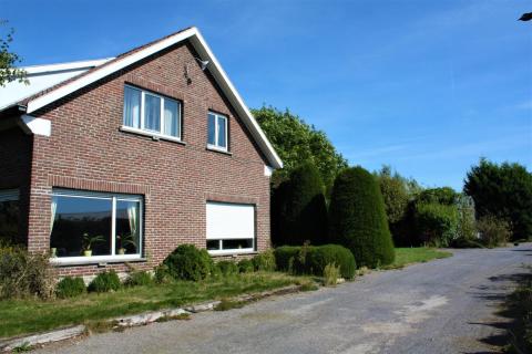 ( OPTIE ) Op te frissen villa met prachtige stukken grond 