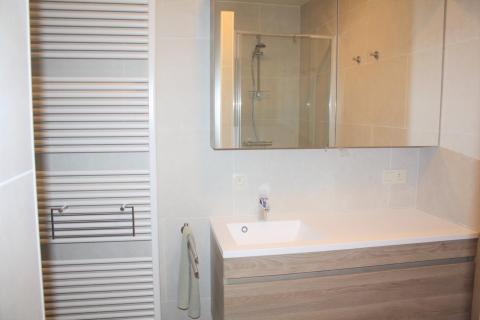 Ruim vernieuwd 2 slpk appartement te Sint-Amandsberg