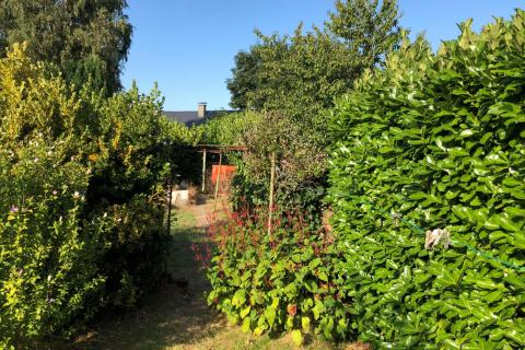 Sympathieke half-open bebouwing met leuke tuin