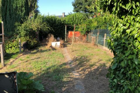 Sympathieke half-open bebouwing met leuke tuin