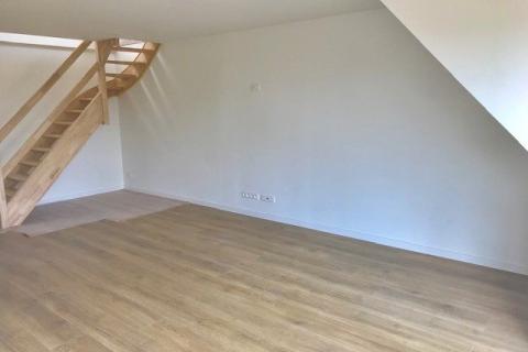 volledig vernieuwd duplex appartement met 2 slaapkamers