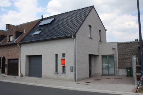 Halfopen bebouwing met 3 SLPK en garage te huur