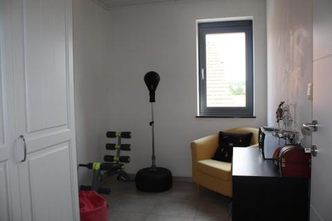 Halfopen bebouwing met 3 SLPK en garage te huur