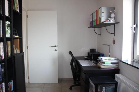 Halfopen bebouwing met 3 SLPK en garage te huur