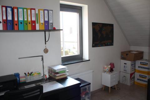 Halfopen bebouwing met 3 SLPK en garage te huur