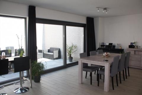 Halfopen bebouwing met 3 SLPK en garage te huur