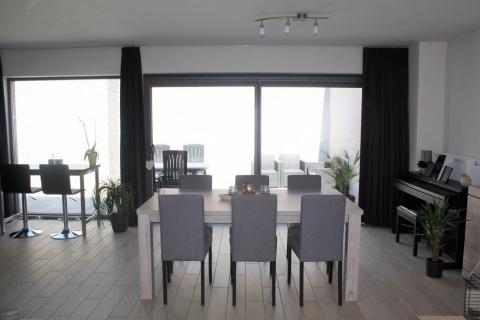 Halfopen bebouwing met 3 SLPK en garage te huur