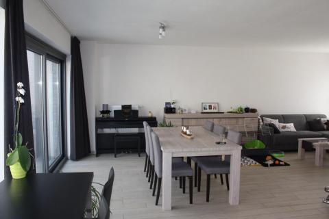 Halfopen bebouwing met 3 SLPK en garage te huur
