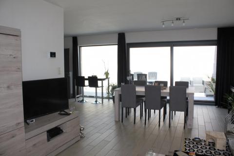 Halfopen bebouwing met 3 SLPK en garage te huur