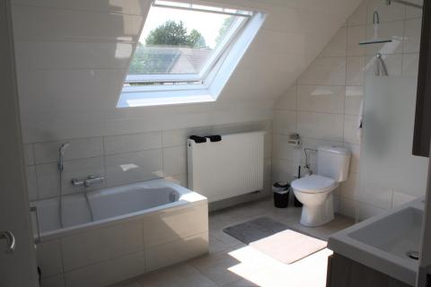 Halfopen bebouwing met 3 SLPK en garage te huur