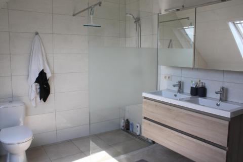 Halfopen bebouwing met 3 SLPK en garage te huur