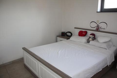 Halfopen bebouwing met 3 SLPK en garage te huur