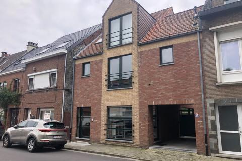 Gelijkvloers appartement met 2 SPLK en garage