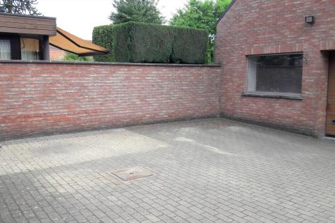 Gelijkvloers appartement met 2 SPLK en garage
