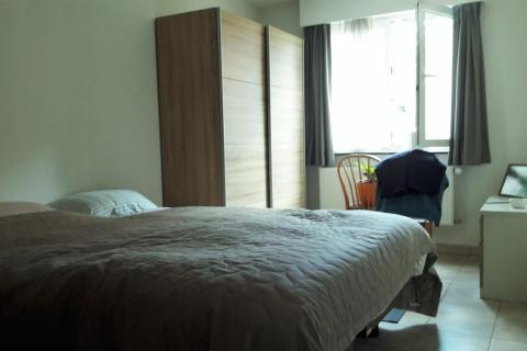 Gelijkvloers appartement met 2 SPLK en garage