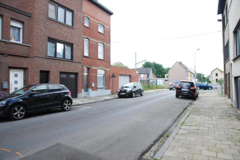 Half open bebouwing met grote binnenkoer en garage