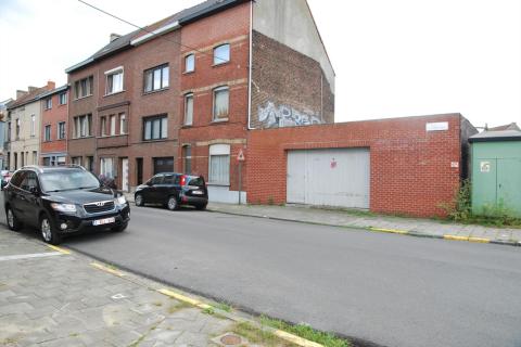 Half open bebouwing met grote binnenkoer en garage