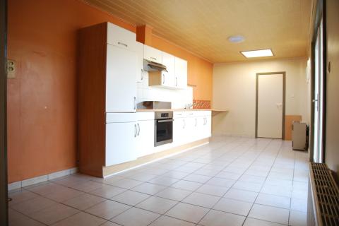 Half open bebouwing met grote binnenkoer en garage