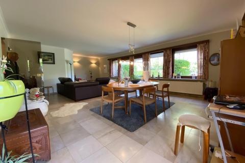 Gelijkvloers appartement met privé-terras in woonpark