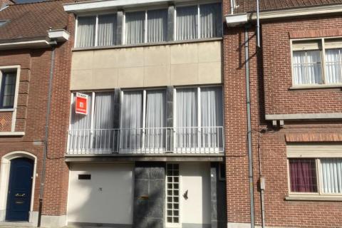 Te moderniseren bel-étage woning te Melle