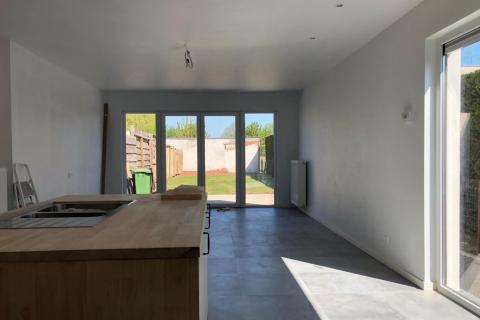 Mooie half open bebouwing met tuin en terras in Heusden, 3 slaapkamers, EPC-waarde 132.00, 2 parkeerplaatsen, perceeloppervlakte 222m², bewoonbare oppervlakte 1
