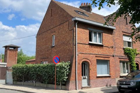 Ruime hoekwoning met tuin en 3 slaapkamers in Gentbrugge, perceeloppervlakte 210m², bewoonbare oppervlakte 142m², EPC-waarde 489, noordoostelijke tuinoriëntatie