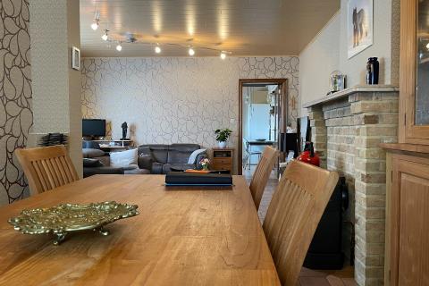 Ruime hoekwoning met tuin en 3 slaapkamers in Gentbrugge, perceeloppervlakte 210m², bewoonbare oppervlakte 142m², EPC-waarde 489, noordoostelijke tuinoriëntatie