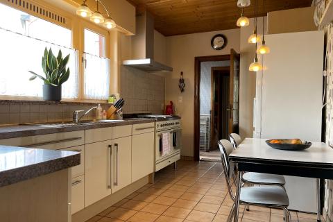 Ruime hoekwoning met tuin en 3 slaapkamers in Gentbrugge, perceeloppervlakte 210m², bewoonbare oppervlakte 142m², EPC-waarde 489, noordoostelijke tuinoriëntatie