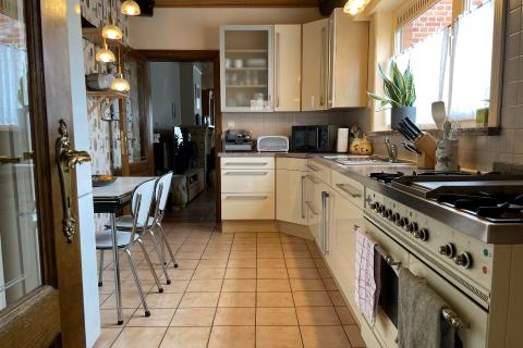 Ruime hoekwoning met tuin en 3 slaapkamers in Gentbrugge, perceeloppervlakte 210m², bewoonbare oppervlakte 142m², EPC-waarde 489, noordoostelijke tuinoriëntatie