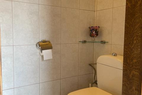 Ruime hoekwoning met tuin en 3 slaapkamers in Gentbrugge, perceeloppervlakte 210m², bewoonbare oppervlakte 142m², EPC-waarde 489, noordoostelijke tuinoriëntatie