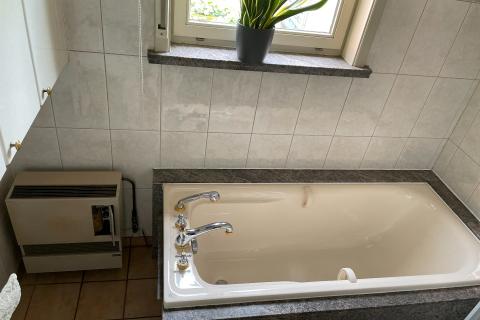 Ruime hoekwoning met tuin en 3 slaapkamers in Gentbrugge, perceeloppervlakte 210m², bewoonbare oppervlakte 142m², EPC-waarde 489, noordoostelijke tuinoriëntatie