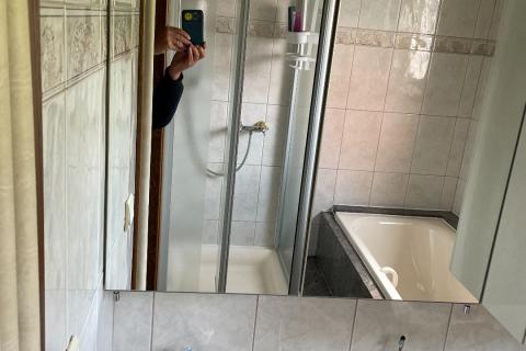 Ruime hoekwoning met tuin en 3 slaapkamers in Gentbrugge, perceeloppervlakte 210m², bewoonbare oppervlakte 142m², EPC-waarde 489, noordoostelijke tuinoriëntatie