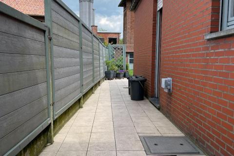 Ruime hoekwoning met tuin en 3 slaapkamers in Gentbrugge, perceeloppervlakte 210m², bewoonbare oppervlakte 142m², EPC-waarde 489, noordoostelijke tuinoriëntatie