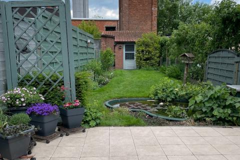 Ruime hoekwoning met tuin en 3 slaapkamers in Gentbrugge, perceeloppervlakte 210m², bewoonbare oppervlakte 142m², EPC-waarde 489, noordoostelijke tuinoriëntatie