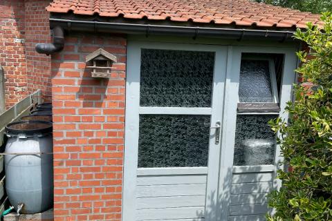 Ruime hoekwoning met tuin en 3 slaapkamers in Gentbrugge, perceeloppervlakte 210m², bewoonbare oppervlakte 142m², EPC-waarde 489, noordoostelijke tuinoriëntatie