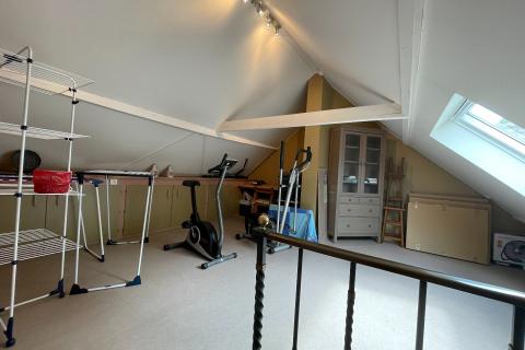 Ruime hoekwoning met tuin en 3 slaapkamers in Gentbrugge, perceeloppervlakte 210m², bewoonbare oppervlakte 142m², EPC-waarde 489, noordoostelijke tuinoriëntatie