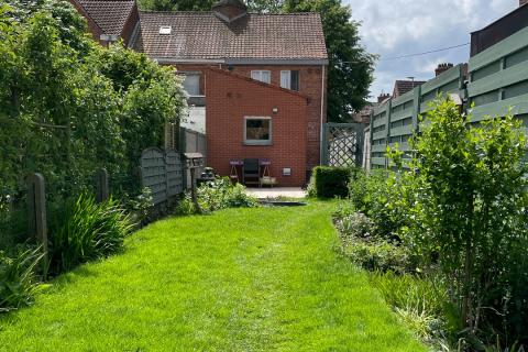 Ruime hoekwoning met tuin en 3 slaapkamers in Gentbrugge, perceeloppervlakte 210m², bewoonbare oppervlakte 142m², EPC-waarde 489, noordoostelijke tuinoriëntatie