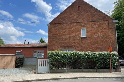 Ruime hoekwoning met tuin en 3 slaapkamers in Gentbrugge, perceeloppervlakte 210m², bewoonbare oppervlakte 142m², EPC-waarde 489, noordoostelijke tuinoriëntatie
