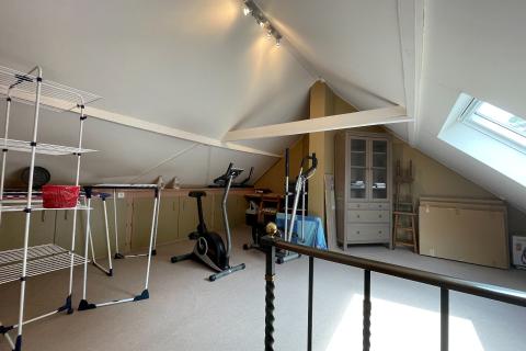 Ruime hoekwoning met tuin en 3 slaapkamers in Gentbrugge, perceeloppervlakte 210m², bewoonbare oppervlakte 142m², EPC-waarde 489, noordoostelijke tuinoriëntatie