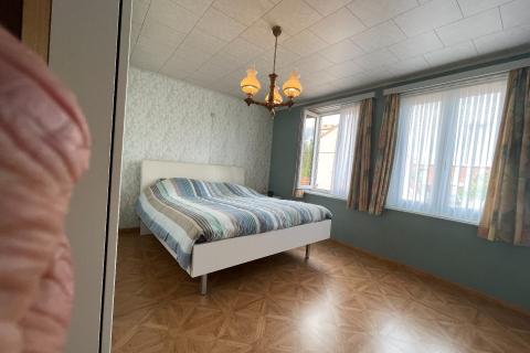 Ruime hoekwoning met tuin en 3 slaapkamers in Gentbrugge, perceeloppervlakte 210m², bewoonbare oppervlakte 142m², EPC-waarde 489, noordoostelijke tuinoriëntatie