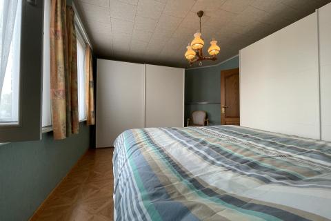 Ruime hoekwoning met tuin en 3 slaapkamers in Gentbrugge, perceeloppervlakte 210m², bewoonbare oppervlakte 142m², EPC-waarde 489, noordoostelijke tuinoriëntatie