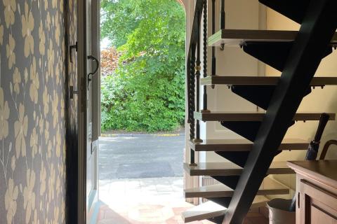 Ruime hoekwoning met tuin en 3 slaapkamers in Gentbrugge, perceeloppervlakte 210m², bewoonbare oppervlakte 142m², EPC-waarde 489, noordoostelijke tuinoriëntatie