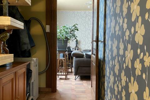Ruime hoekwoning met tuin en 3 slaapkamers in Gentbrugge, perceeloppervlakte 210m², bewoonbare oppervlakte 142m², EPC-waarde 489, noordoostelijke tuinoriëntatie