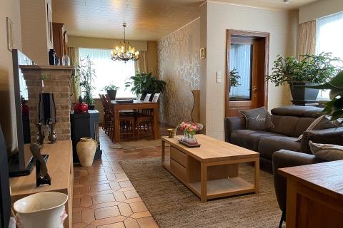Ruime hoekwoning met tuin en 3 slaapkamers in Gentbrugge, perceeloppervlakte 210m², bewoonbare oppervlakte 142m², EPC-waarde 489, noordoostelijke tuinoriëntatie