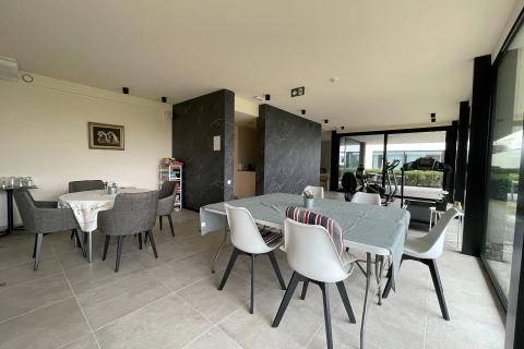 Prachtige service flat met terras in Wetteren, bouwjaar 2019, 1 slaapkamer, zorgverlening, restaurant, fitnessruimte, wellness, tuin, petanquebaan, kapper, EPC-