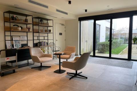Prachtige service flat met terras in Wetteren, bouwjaar 2019, 1 slaapkamer, zorgverlening, restaurant, fitnessruimte, wellness, tuin, petanquebaan, kapper, EPC-