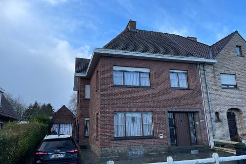 Ruime halfopen bebouwing met tuin, terras en garage in Melle - 3 slaapkamers -- perceeloppervlakte 528m² - bewoonbare oppervlakte 145m²