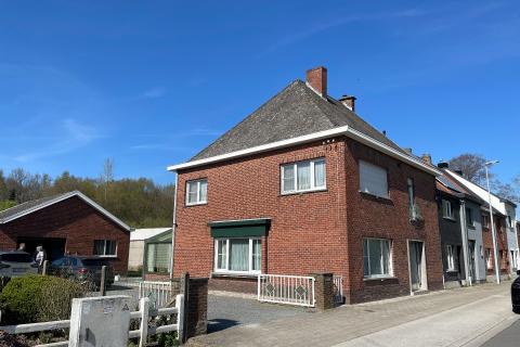 Ruime half open bebouwing met mooie grote tuin, terras en garage in Merelbeke-Melle, 4 slaapkamers, 