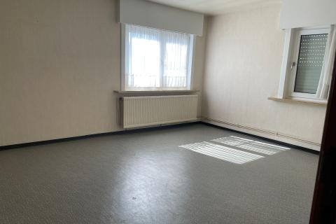 Ruime half open bebouwing met mooie grote tuin, terras en garage in Merelbeke-Melle, 4 slaapkamers, 